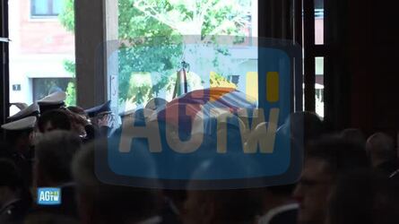Milano vigile morto salma Imprezzabile arrivata in chiesa a Corvetto