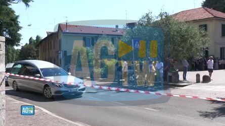 A Paderno Dugnano i funerali di Camilla Lorenzo e Riccardo morti nell incidente di Senago l arrivo dei feretri