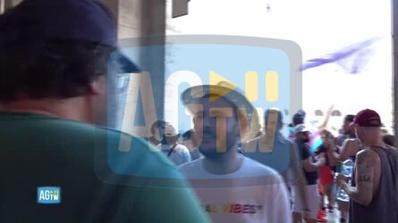 Adinolfi al Pride con la bandiera israeliana &laquo;Sei omofobo vergognati&raquo; poi se la prende con la polizia che lo scorta