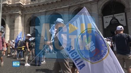 Roma forze dell ordine in piazza per il contratto