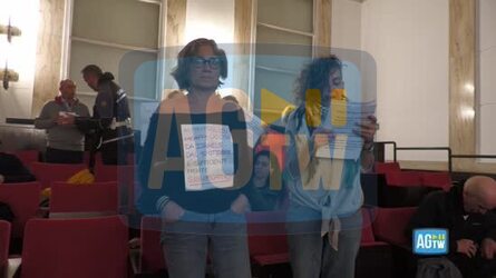 Protesta Propal durante consiglio comunale di Milano interrotta la seduta per alcuni minuti