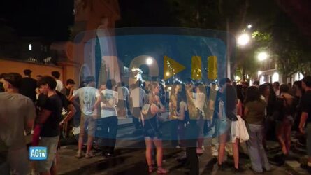 Notte prima degli esami il rito degli studenti davanti al liceo Mamiani di Roma