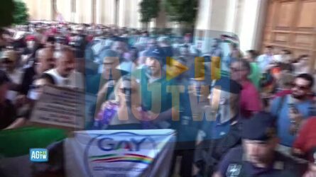 Roma Pride il bacio tra Adinolfi e Francesca Pascale &laquo;&Egrave; nostro diritto esserci&raquo;