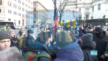 Roma venezuelani anti Maduro cacciati dal corteo &laquo;Sono venuti a provocare&raquo;