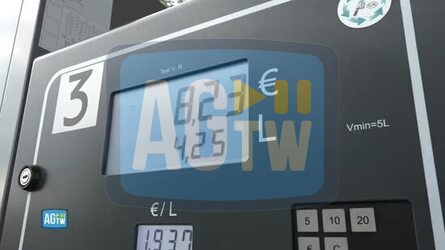 Caro benzina si salvi chi pu&ograve; a Milano si sfiorano i 3 euro al litro