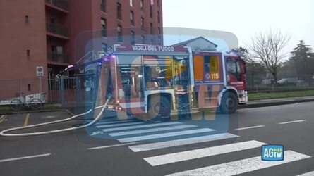 Cinisello Balsamo incendio in un appartamento evacuata una palazzina di sette piani