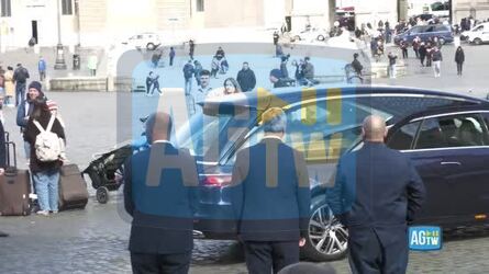 Funerali Riondino l arrivo del feretro tra applausi e abbracci