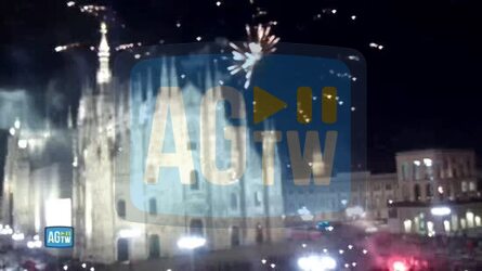 Inter il bus con la squadra arriva in Duomo e scoppia la festa