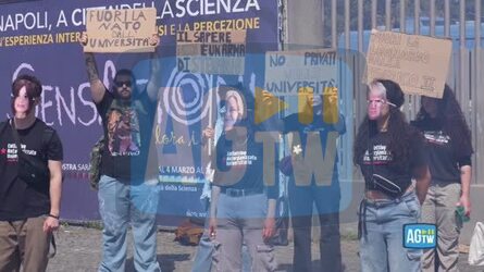 Napoli protesta davanti a Citt&agrave; della Scienza
