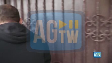 Esplosione a Roma abitante mostra i danni provocati alla propria casa &laquo;Salvi per miracolo sfiorati dai detriti mentre mangiavamo&raquo;