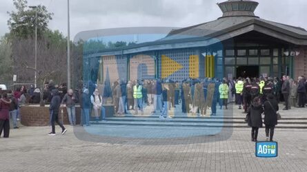 Femminicidio di Anguillara in centinaia ai funerali di Federica Torzullo l arrivo del feretro in chiesa