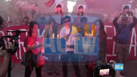 Torino al corteo per la Liberazione bruciate bandiere Ue e Nato