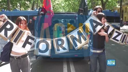 Torino corteo contro la riforma della scuola bruciato un carro armato