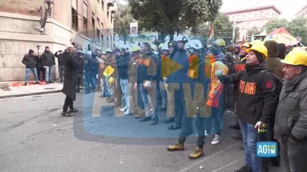 Ex Ilva a Genova cori contro Urso e uova alle forze dell ordine dopo i tafferugli