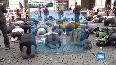 Roma flash mob con uno dei sequestrati della Flotilla &laquo;In ginocchio come sulla nave prigione&raquo;