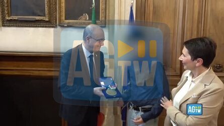 Scuola premiato lo studente che difese la prof accoltellata &laquo;Hai avuto gran coraggio e sangue freddo&raquo;