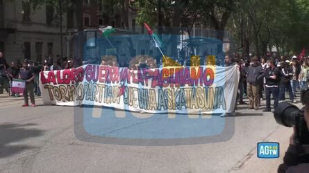 Torino scontri al corteo del Primo Maggio manifestanti lanciano schiuma su giornalisti e polizia