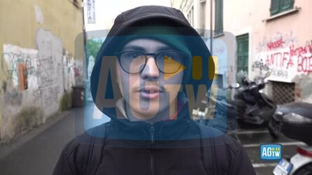 Massa studenti portano fiori sul luogo della tragedia