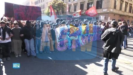 Roma tensioni al corteo studentesco cassonetti in strada e bombe carta