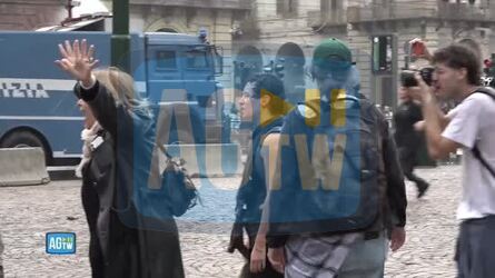 Torino donna ferma la carica della polizia sugli studenti