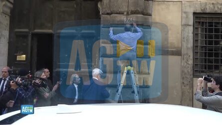 Pannella apposta la targa a via di Torre Argentina 76 &laquo;Qui casa di Marco&raquo;