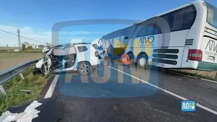 Bus contro auto a Portegrandi muore un automobilista le immagini dei veicoli coinvolti