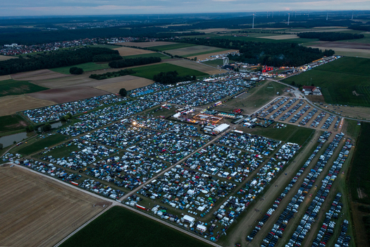 Herzogenaurach Germany 25 July 2025 Aerial view of the Open Beatz Festival campsite with thousands of tents and parked cars spread across green fields at dusk. Herzogenaurach Germany 25 July 2025 Aerial view of the Open Beatz Festival campsite with thousands of tents and parked cars spread across green fields at dusk.
