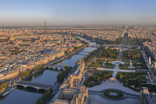 FRANCE. PARIS 75 1ST ARRONDISSEMENT. AERIAL VIEW OF THE SEINE RIVER AND THE TUILERIES GARDENS
