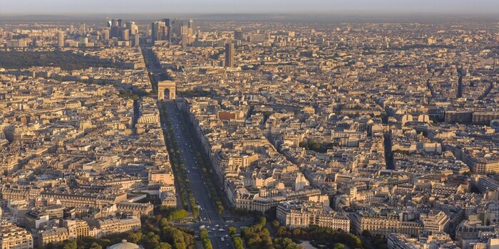 FRANCE. PARIS 75. AERIAL VIEW OF THE CHAMPS ELYSEES AND ARC DE TRIOMPHE WITH AVENUE DE LA GRANDE ARMEE AND LA DEFENSE BEYOND.