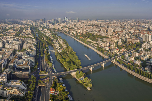 FRANCE. PARIS 75. AERIAL VIEW OF WEST PARIS WITH THE SEINE GRAND PALAIS PETIT PALAIS AND AVENUE DES CHAMPS ELYSEES.