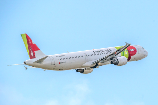 Lisboa Portugal 10 May 2026 View of a TAP Air Portugal Airbus A321neo aircraft climbing into a clear blue sky after takeoff from Humberto Delgado Airport. Lisboa Portugal 10 May 2026 View of a TAP Air Portugal Airbus A321neo aircraft climbing into a clear blue sky after takeoff from Humberto Delgado Airport.