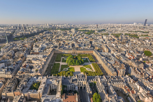 FRANCE. PARIS 75 AERIAL VIEW OF THE MARAIS DISTRICT 3RD AND 4TH ARRONDISSEMENTS. CHARACTERISED BY ITS DISTINCTIVE ARCHITECTURE AND ROMANTIC PARK THE PLACE DES VOSGES IS THE CAPITAL S OLDEST SQUARE.