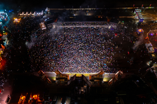 Herzogenaurach Germany 26 July 2025 Aerial view of the Open Beatz Festival with a massive crowd illuminated by stage lights at night.