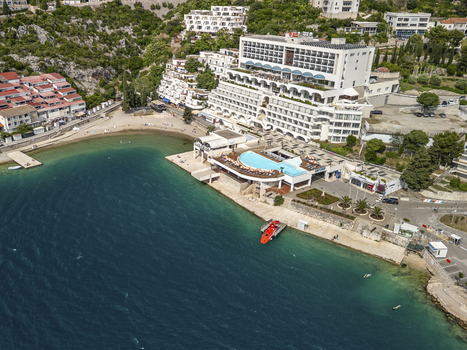 Neum Federacija Bosne i He Bosnia and Herzegovina 28 May 2025 Aerial view of Hotel Sunce Neum with its swimming pool coastal architecture and turquoise Adriatic Sea waters.