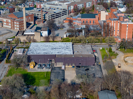 Louisville United States 19 March 2026 Aerial view of Flexential Louisville Downtown Data Center with its dark facade and white roof surrounded by urban infrastructure. Louisville United States 19 March 2026 Aerial view of Flexential Louisville Downtown Data Center with its dark facade and white roof surrounded by urban infrastructure.