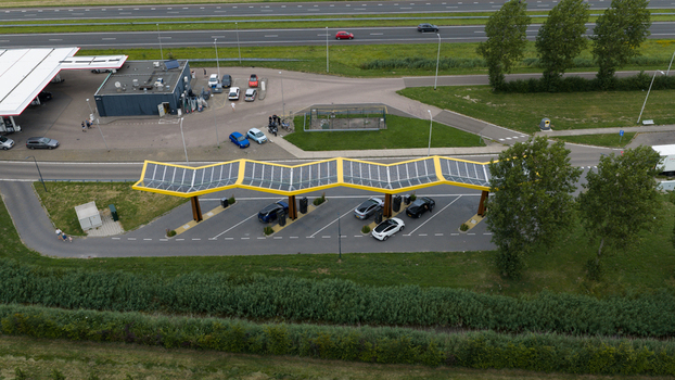 Krabbendijke Zeeland Netherlands 28 June 2026 Aerial view of the Voetpomp electric vehicle charging station with solar panels featuring several cars parked for charging near a highway. Krabbendijke Zeeland Netherlands 28 June 2026 Aerial view of the Voetpomp electric vehicle charging station with solar panels featuring several cars parked for charging near a highway.