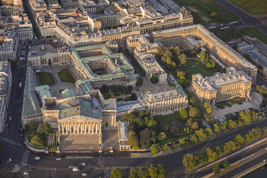 FRANCE. PARIS 75 7TH ARRONDISSEMENT. AERIAL VIEW ON THE LEFT THE NATIONAL ASSEMBLY PALAIS BOURBON ON THE RIGHT THE MINISTRY OF FOREIGN AFFAIRS QUAI D ORSAY