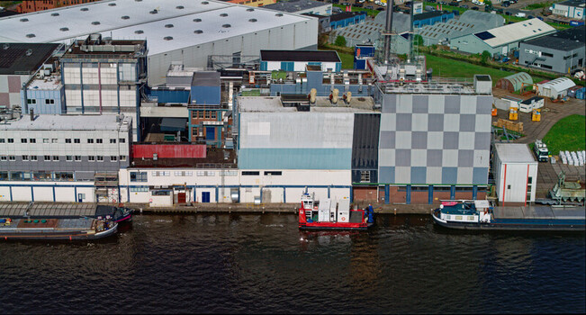Wormer Netherlands 10 April 2026 Aerial view of the Olam International Cacao factory De Moriaan where industrial architecture meets the serene waterfront reflecting off the dark water. Wormer Netherlands 10 April 2026 Aerial view of the Olam International Cacao factory De Moriaan where industrial architecture meets the serene waterfront reflecting off the dark water.