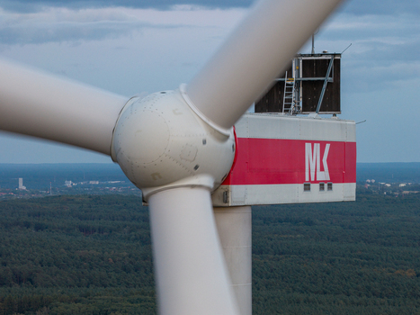 Jacobsdorf Brandenburg Germany 20 September 2026 Aerial view of the Sieversdorf Windpark featuring a wind turbine nacelle and rotating blades over a dense forest landscape. Jacobsdorf Brandenburg Germany 20 September 2026 Aerial view of the Sieversdorf Windpark featuring a wind turbine nacelle and rotating blades over a dense forest landscape.