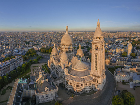 FRANCE. PARIS 75. AERIAL VIEW OF THE SACRE COEUR BASILICA AT THE TOP OF MONTMARTRE HILL ONE OF PARIS S MOST VISITED RELIGIOUS MONUMENTS.