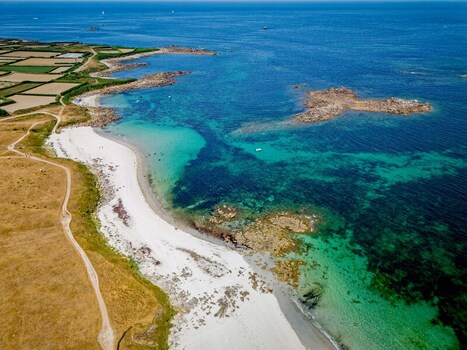 FRANCE. BRITTANY. FINISTERE 29 ILE DE BATZ BATZ ISLAND. AERIAL VIEW OF PLAGE DE LA GREVE BLANCHE LA GREVE BLANCHE BEACH