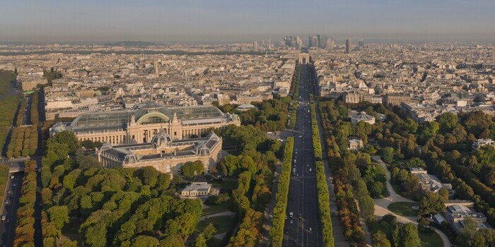 FRANCE. PARIS 75 AN AERIAL VIEW OF WEST PARIS SHOWING THE AXE ROYAL FLANKED BY THE GARDENS AND THE AVENUE DES CHAMPS ELYSEES. ON THE LEFT THE PETIT PALAIS AND