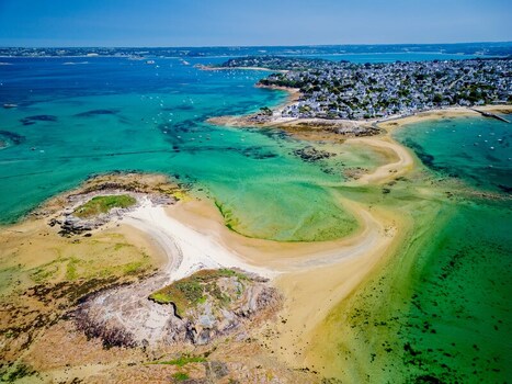 FRANCE. BRITTANY. FINISTERE 29 AERIAL VIEW OF THE COASTLINE AROUND CARANTEC