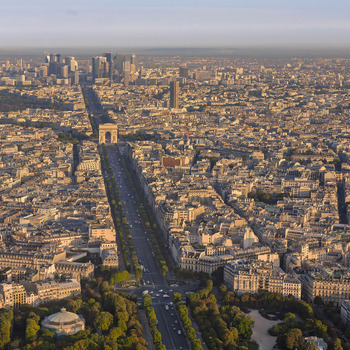 FRANCE. PARIS 75. AERIAL VIEW OF THE CHAMPS ELYSEES AND ARC DE TRIOMPHE WITH AVENUE DE LA GRANDE ARMEE AND LA DEFENSE BEYOND.
