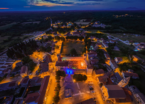 Svetvincenat Croatia 05 July 2026 Aerial view of the Morosini Grimani Castle illuminated at night surrounded by historic stone buildings and the town square in the Istrian peninsula. Svetvincenat Croatia 05 July 2026 Aerial view of the Morosini Grimani Castle illuminated at night surrounded by historic stone buildings and the town square in the Istrian peninsula.