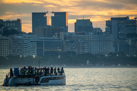 Rio de Janeiro Rio de Janeiro Brazil 20 June 2026 View of a crowded catamaran sailing on the water with the Rio de Janeiro city skyline in the background during a golden sunset. Rio de Janeiro Rio de Janeiro Brazil 20 June 2026 View of a crowded catamaran sailing on the water with the Rio de Janeiro city skyline in the background during a golden sunset.