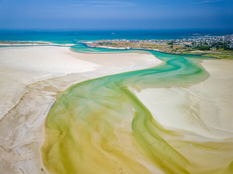 FRANCE. BRITTANY. FINISTERE 29 PLOUESCAT. AERIAL VIEW OF KERNIC BAY IN THE HEART OF THE COTE DES SABLES