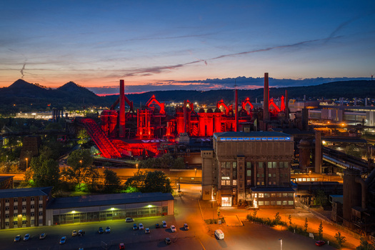 Volklingen Germany 09 May 2026 Aerial view of the Volklingen Ironworks illuminated with red lights at dusk against a sunset sky. Volklingen Germany 09 May 2026 Aerial view of the Volklingen Ironworks illuminated with red lights at dusk against a sunset sky.
