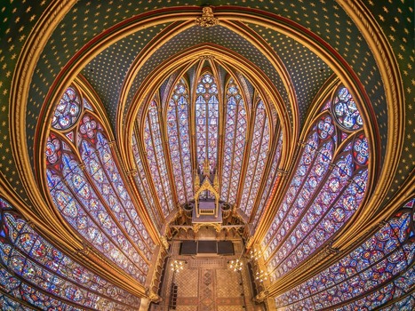 FRANCE. PARIS 75. ILE DE LA CITE. AERIAL VIEW INSIDE THE 13TH CENTURY SAINTE CHAPELLE BUILT BY KING LOUIS IX TO HOUSE SACRED CHRISTIAN RELICS.