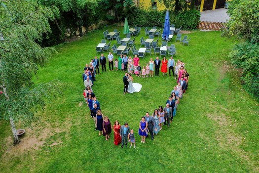 Wiesenthau Germany 02 May 2026 Aerial view of a wedding party with guests arranged in a heart shape around the bride and groom on the lawn of Schloss Wiesenthau. Wiesenthau Germany 02 May 2026 Aerial view of a wedding party with guests arranged in a heart shape around the bride and groom on the lawn of Schloss Wiesenthau.
